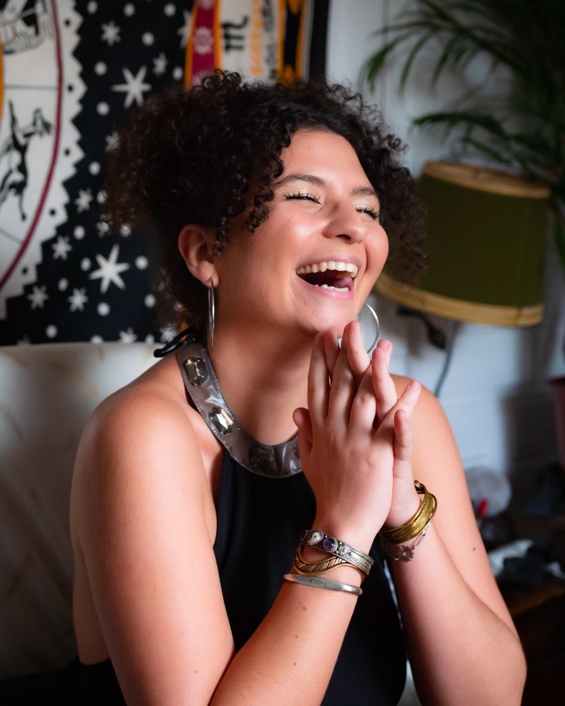 Clara, souriante